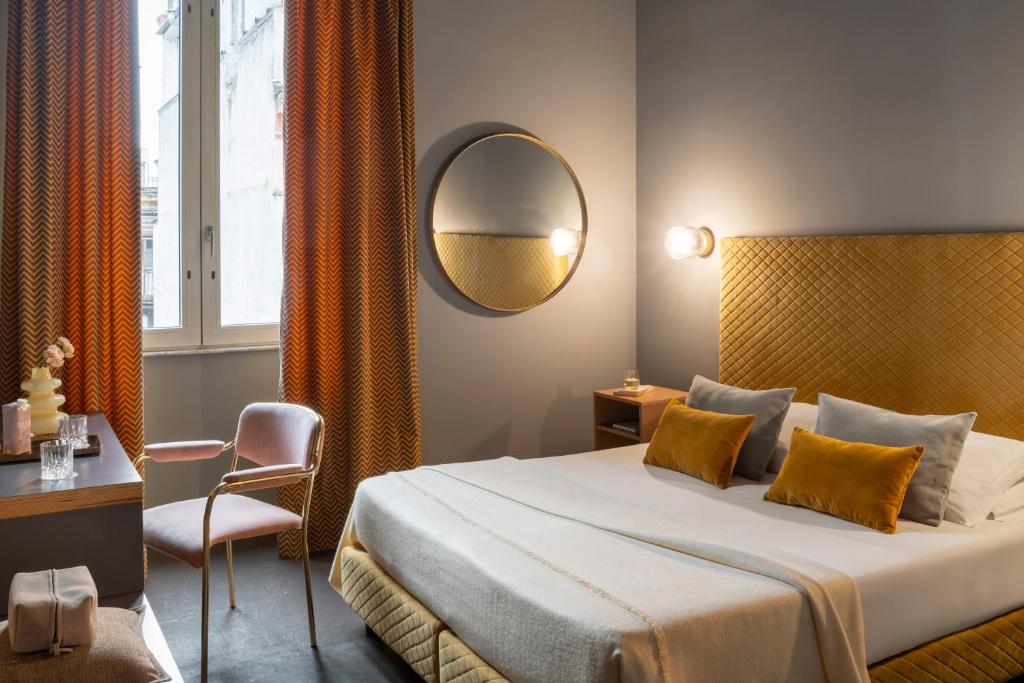 ein Hotelzimmer mit Bett und Spiegel in der Unterkunft Hotel Milani in Rom