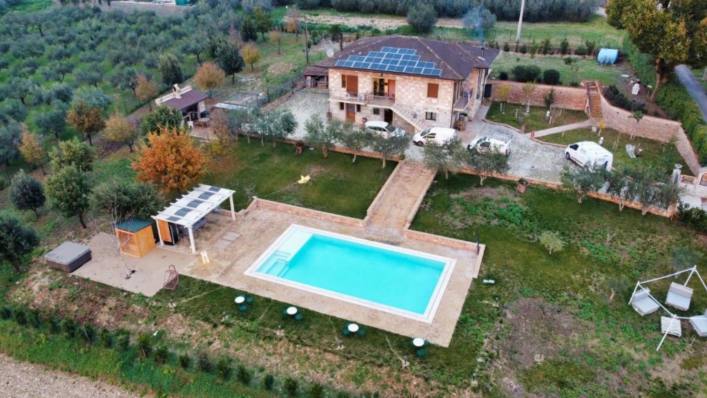 an aerial view of a house with a swimming pool at Le querce di mamre in Passaggio Di Assisi