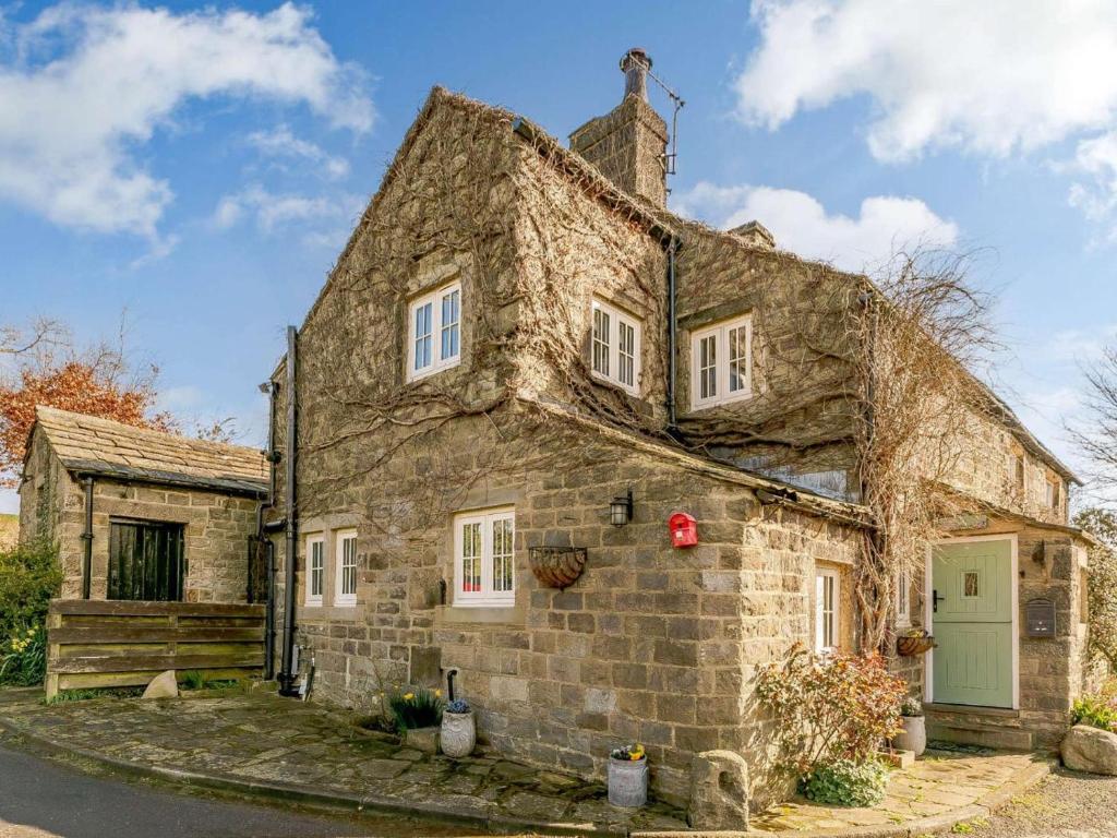 an old stone house with a green door at 2 Bed in Otley oc-75268 in Lindley