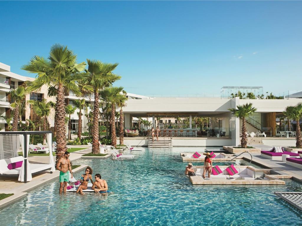 สระว่ายน้ำที่อยู่ใกล้ ๆ หรือใน Breathless Riviera Cancun Resort & Spa - Adults Only - All inclusive