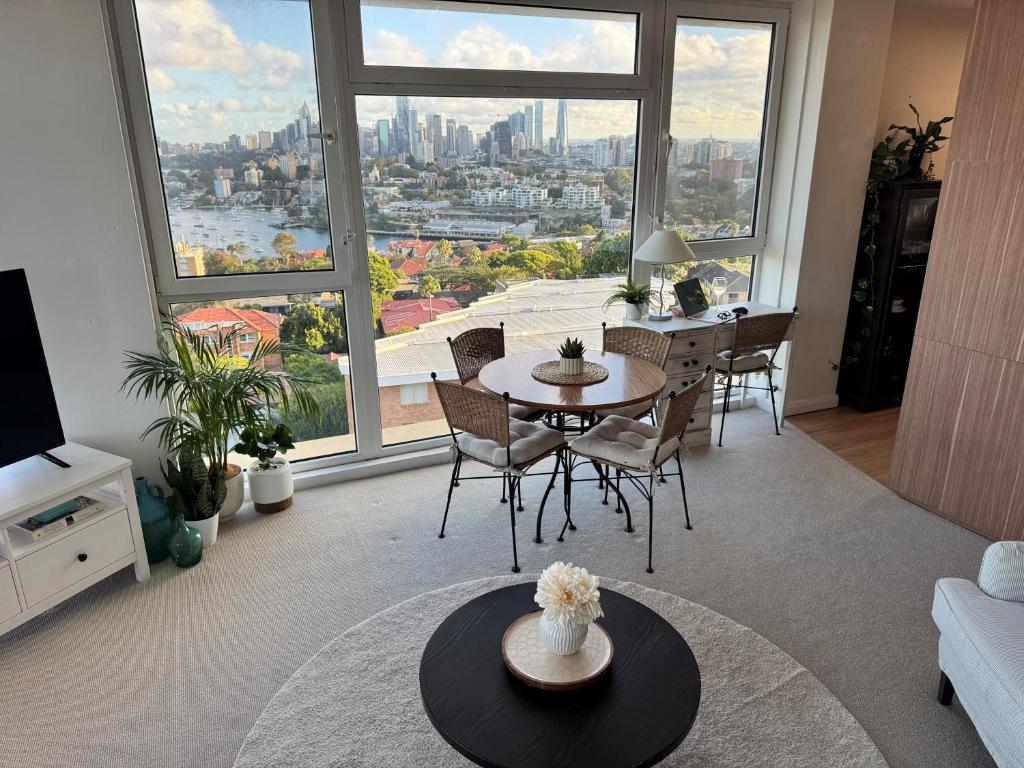 Breathtaking Harbour Bridge & Harbour Views, Corner Apartment, Free Parking