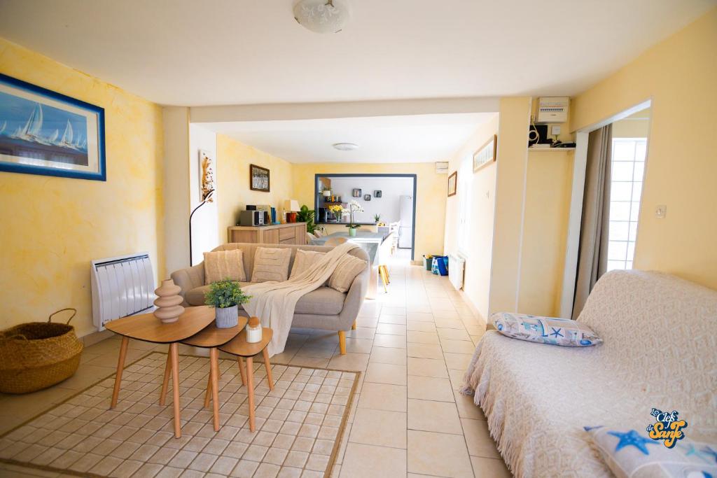 a living room with a couch and a table at Côte et Mer in Wissant