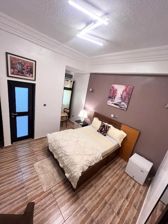 a bedroom with a bed in a room at Hôtel YABISSO in Lomé