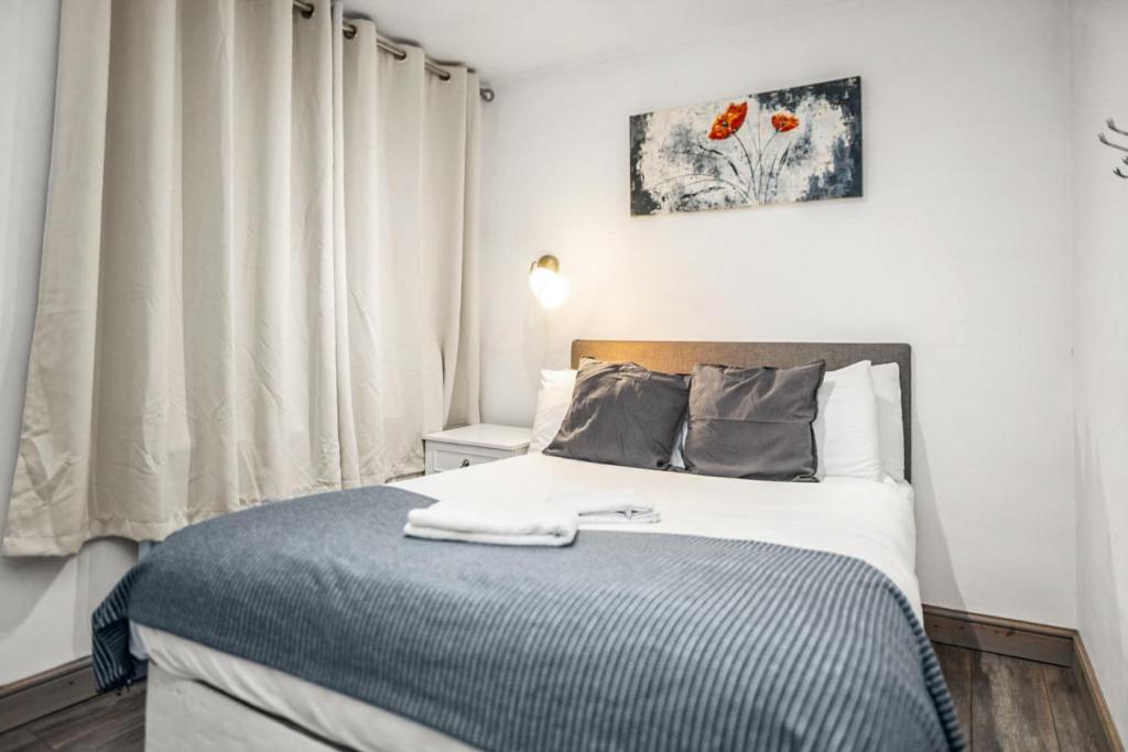 a bedroom with a bed in a room at Central Manchester Family-Friendly Home with Free Parking and Workspace in Manchester