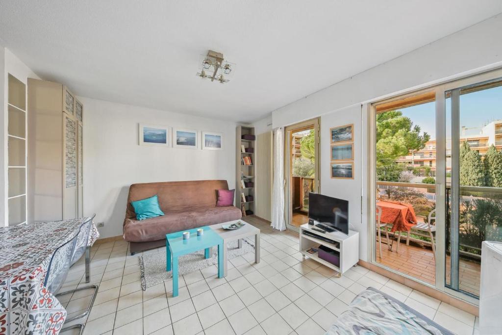 Apartment in Hyères with Swimming Pool and Balcony