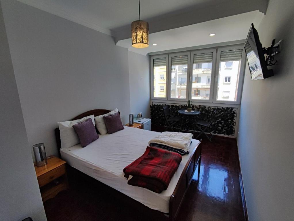 Authentic Lisbon Room with AC, in Penha de França