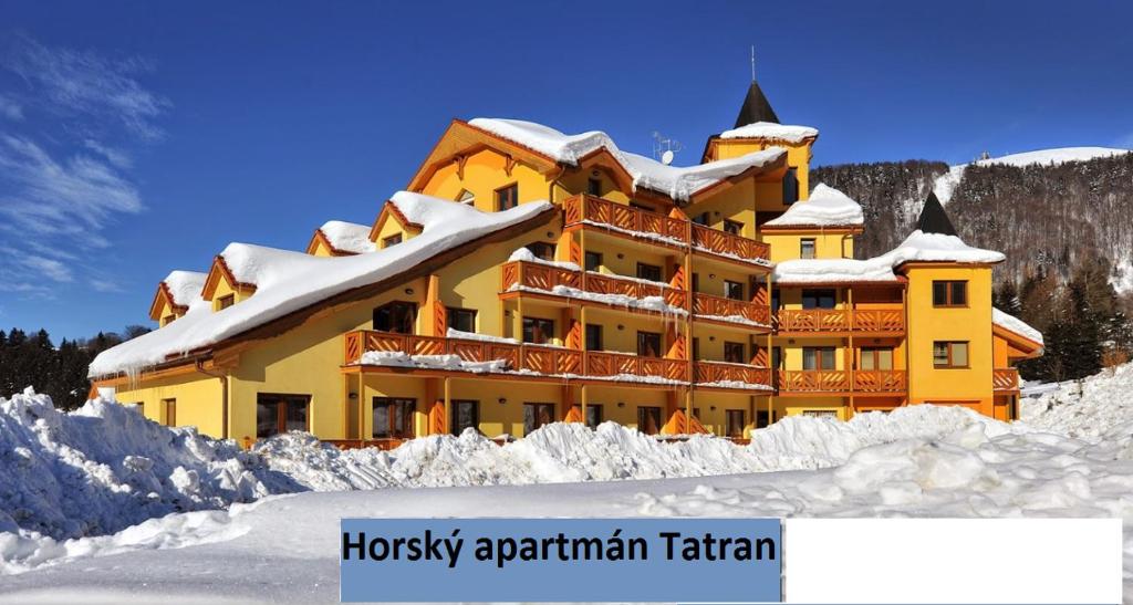 hotel w śniegu ze słowami hokejowy apartmentital w obiekcie Horský Apartmán Tatran w mieście Donovaly
