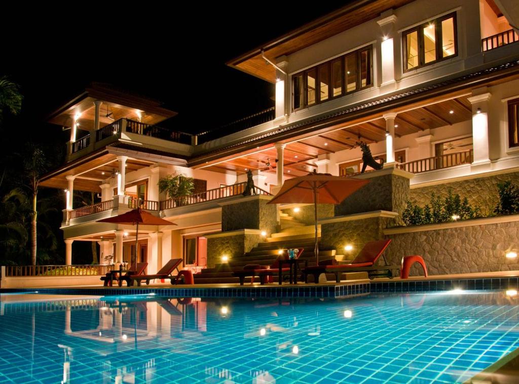 une villa avec une piscine la nuit dans l'établissement Villa Oriole, à Layan Beach