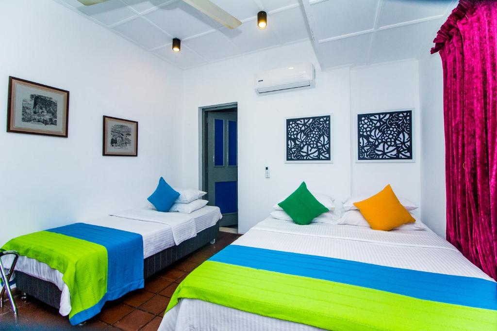 Кровать или кровати в номере Settle Inn Tourist Lodge