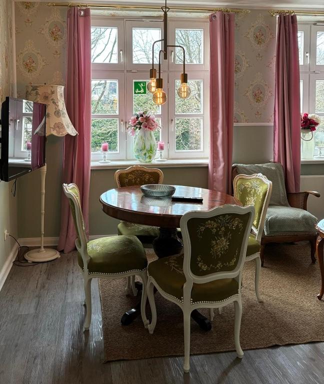 a dining room with a table and chairs at 2 SZ Ferienwohnung Hamburg zentral Parkplatz BoLA 24 in Hamburg