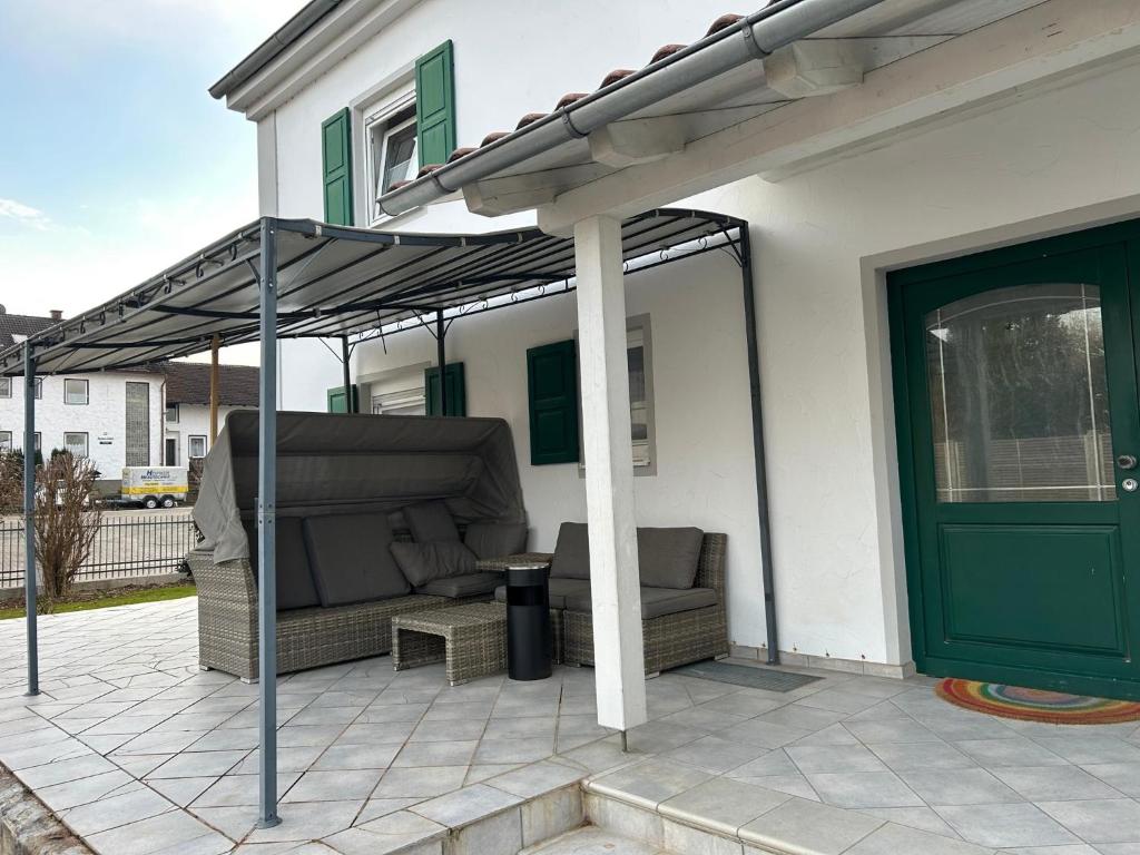 a pergola on the patio of a house at Ferienwohnung Asum in Dasing
