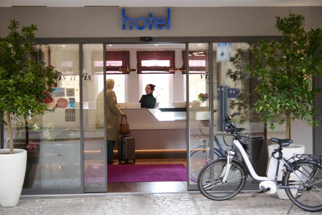 l'ingresso di un hotel con una bicicletta parcheggiata all'esterno di Hotel Vis à vis a Lindau
