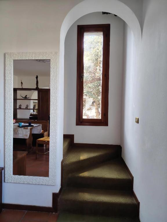 a stairway with a mirror and a window in a room at 3 double bedrooms in Aloisia Home - near Venice Airport in Tessera