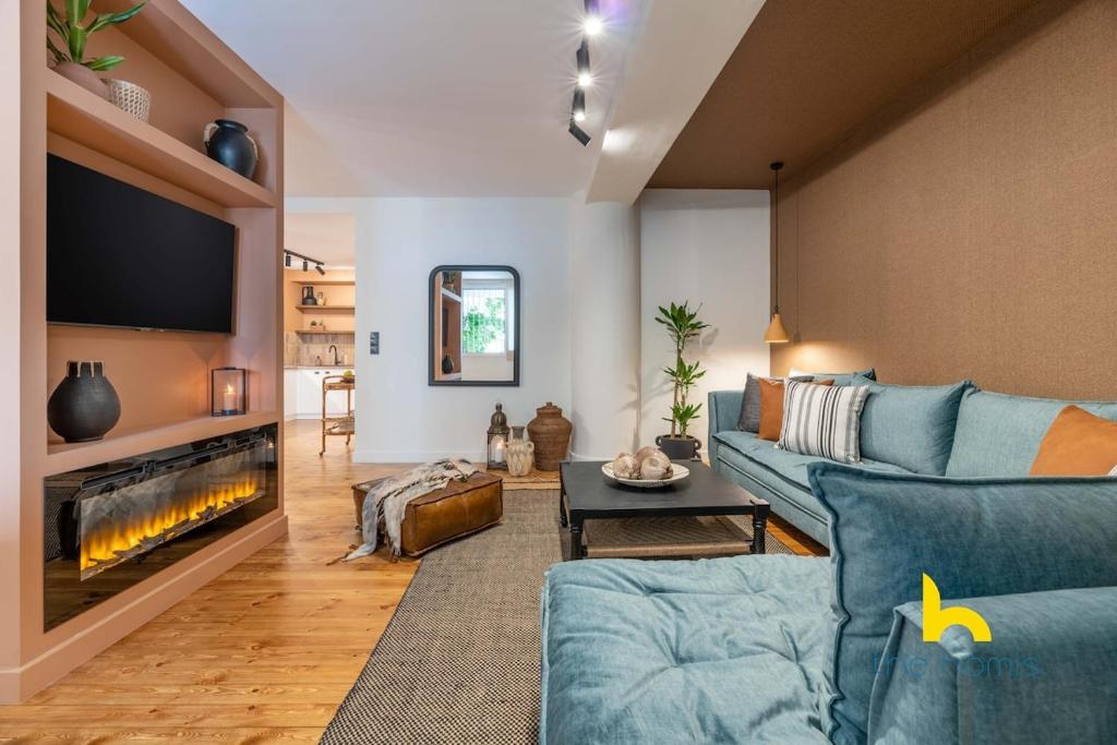 Spacious Athenian Hacienda with fireplace Near Plaka