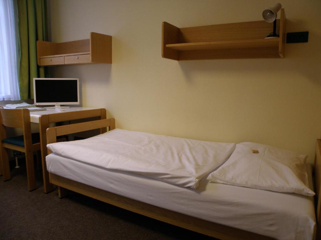 Postel nebo postele na pokoji v ubytování Hotel Sommerhaus am Internats-Campus