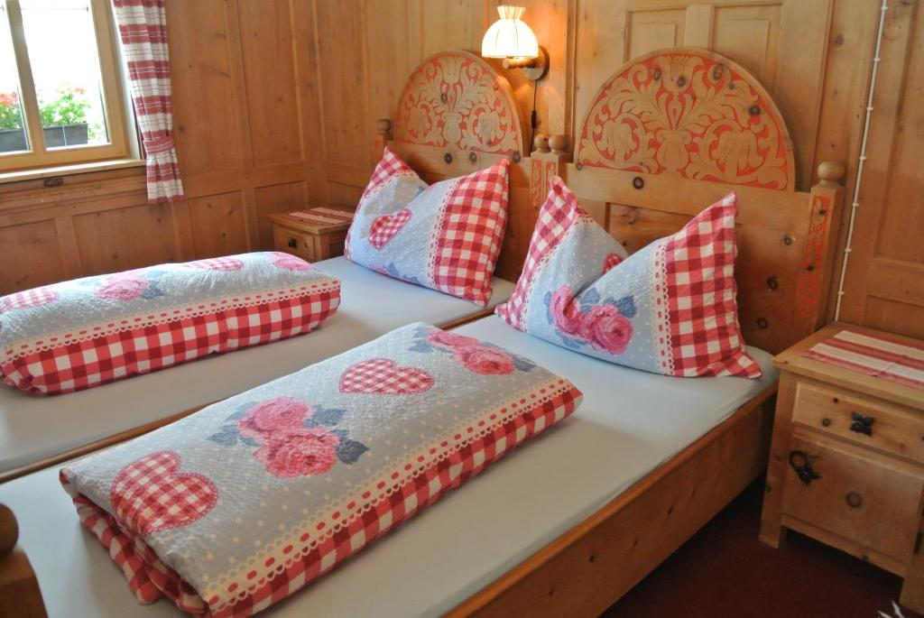 2 camas en una habitación con almohadas en Pension Hof zur Stilli en Davos