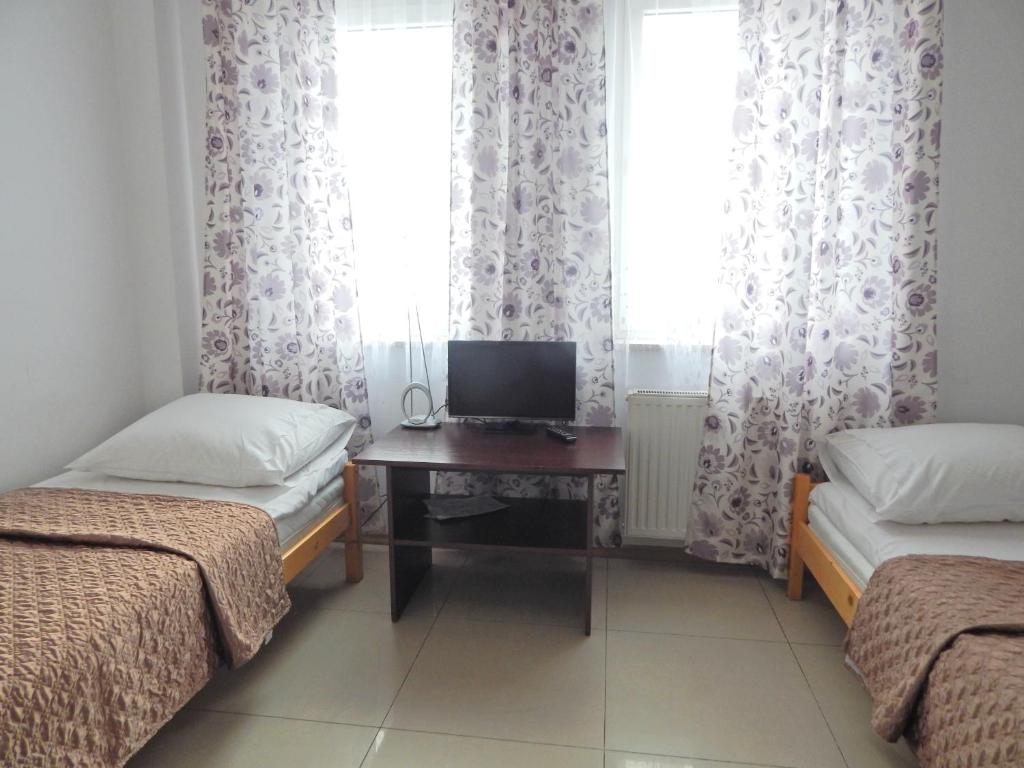 Hostel Wólka Kosowska z prywatnymi łazienkami - Double Or Twin Room With Television