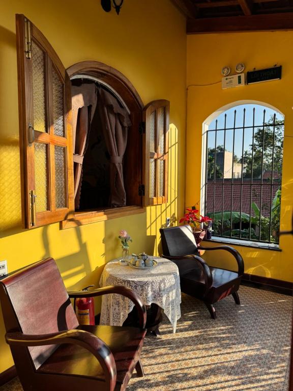 a room with a table and chairs and a window at Hoàng Doji de Villa in Thôn Dương Xuân Hạ