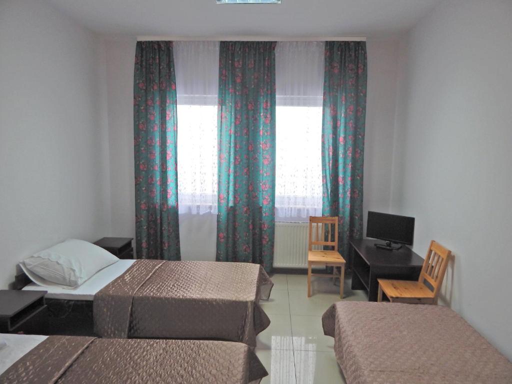 Hostel Wólka Kosowska z prywatnymi łazienkami - Basic Triple Room With Shared Bathroom