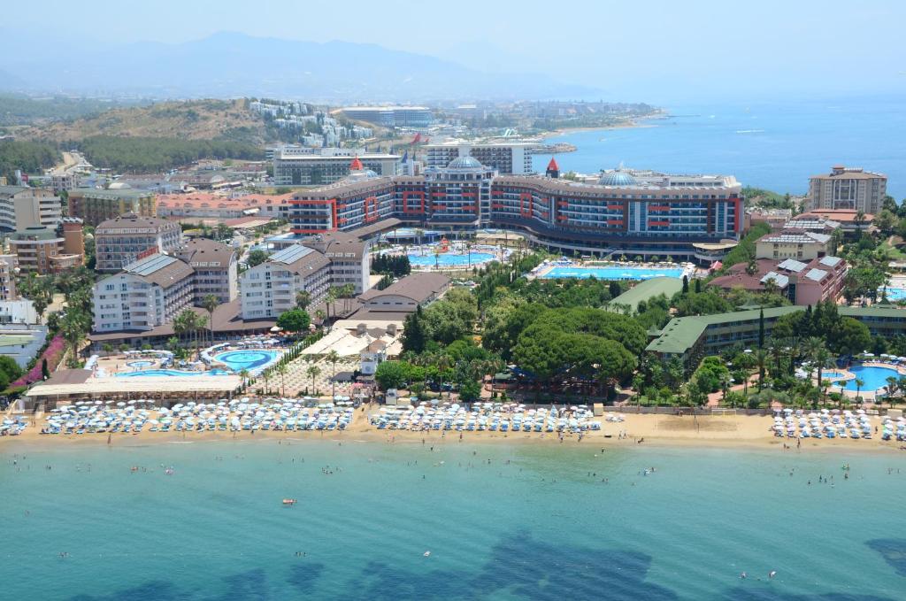 una vista aérea de una playa con un complejo en Lonicera World - Ultra All Inclusive, en Avsallar