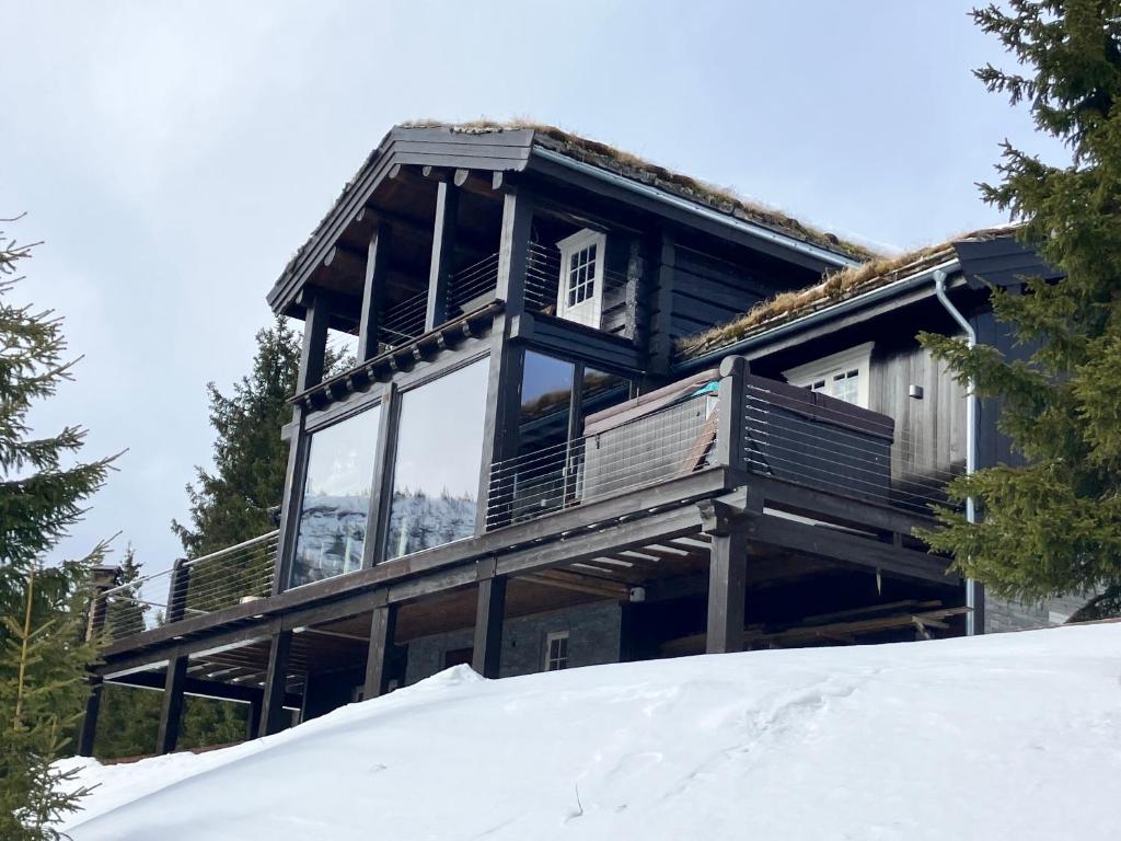 a log cabin in the snow at Kvitfjell in Ringebu