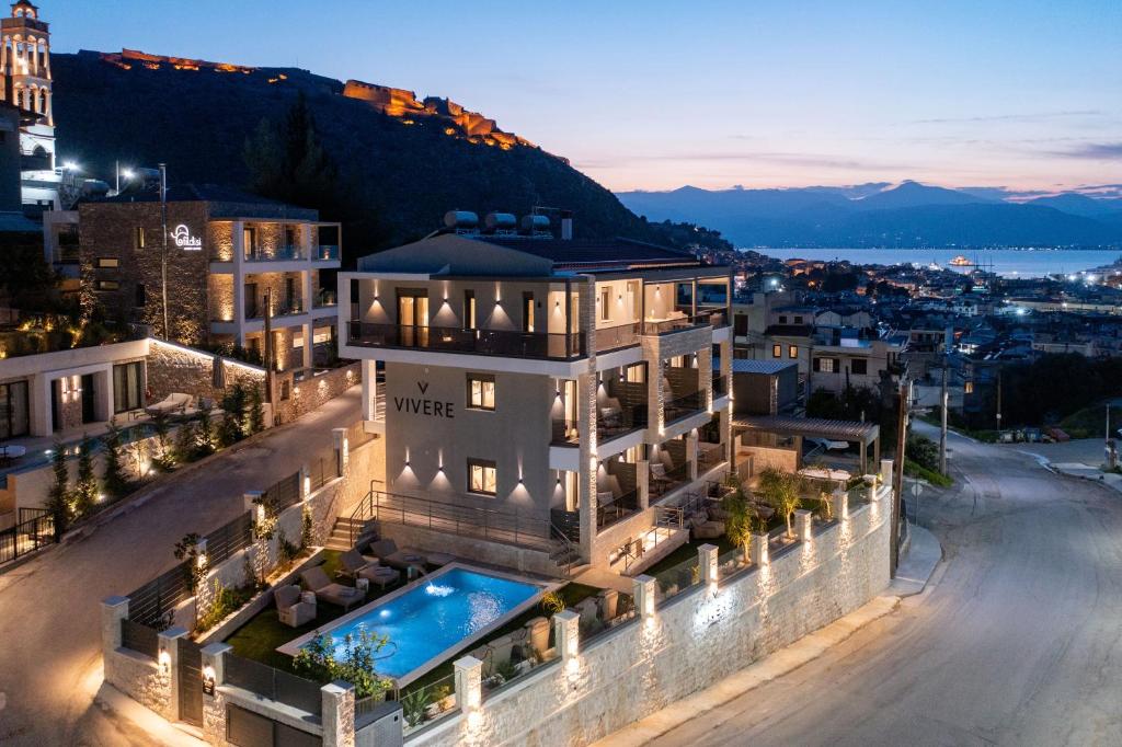 Luftaufnahme eines Gebäudes mit Schwimmbad in der Unterkunft Vivere Suites in Nafplio