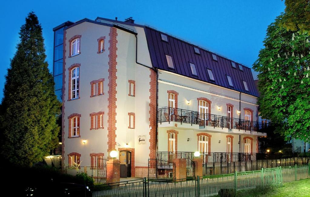 a large white building with a lot of windows at Paria Hotel in Kudowa-Zdrój