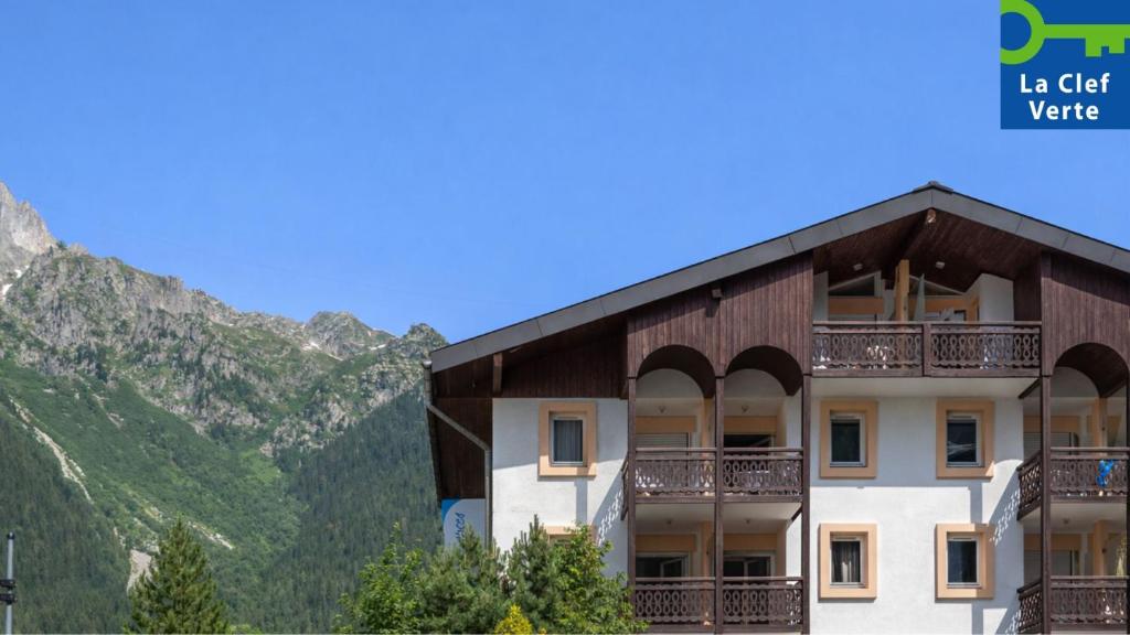 a hotel with mountains in the background at Résidence Pierre & Vacances La Rivière in Chamonix