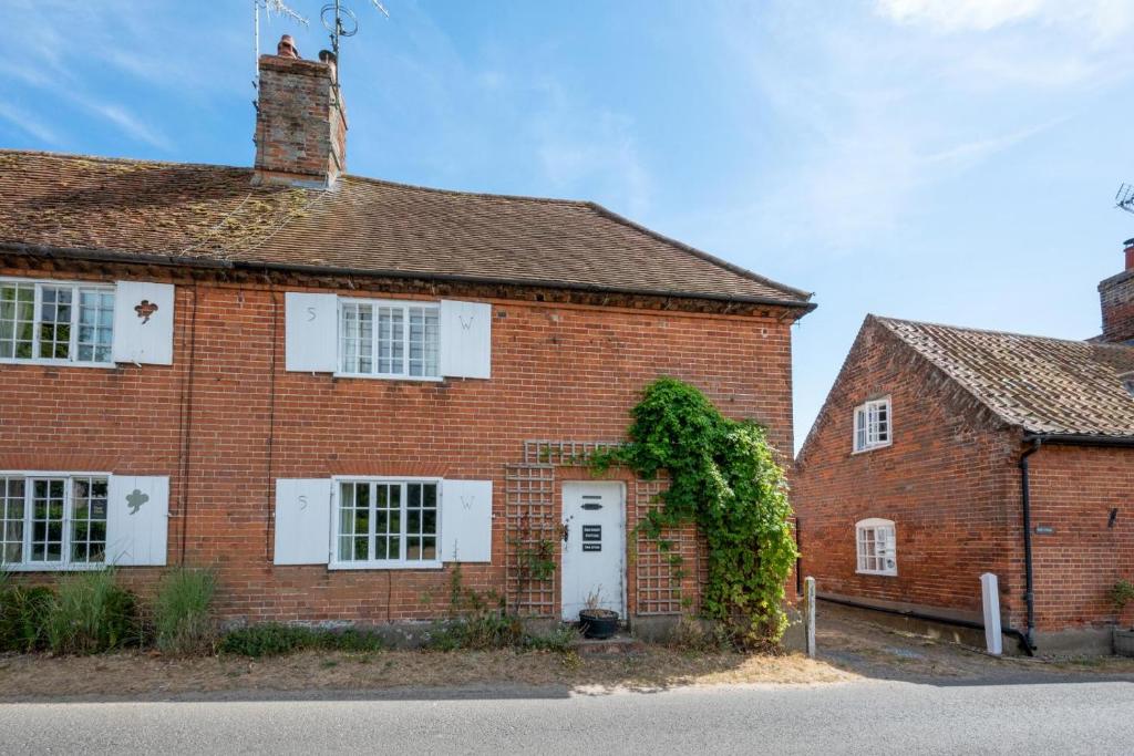 an old red brick house with a white door at 3 Bed in Westleton oc-swc in Westleton