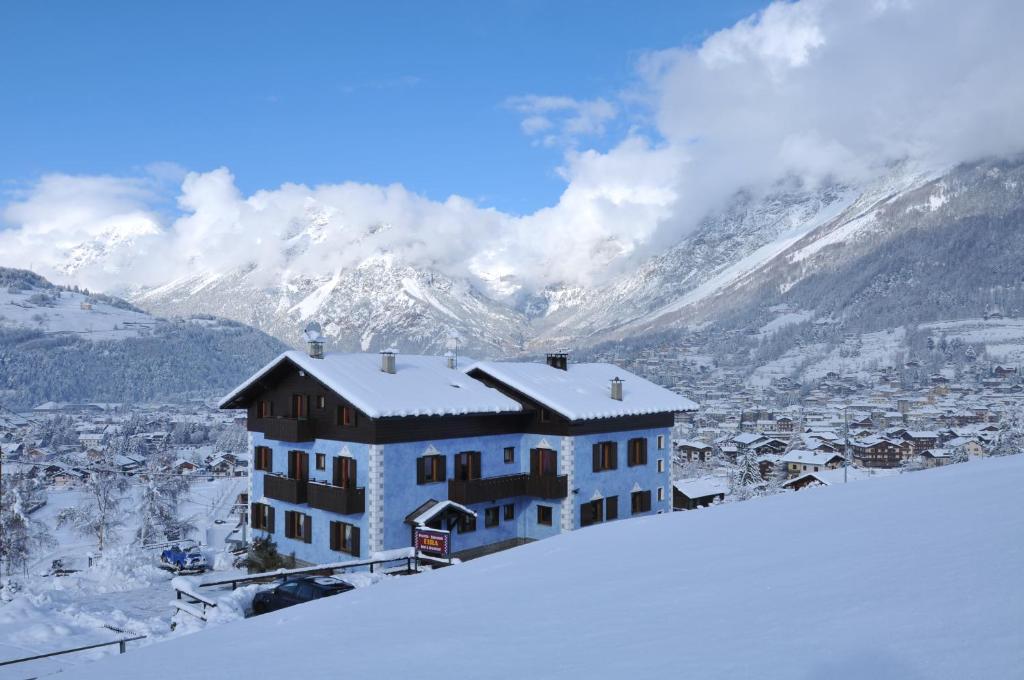 Vista generica sulle montagne o vista sulle montagne dall'interno dell'hotel