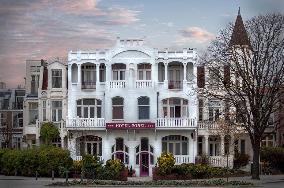 biały budynek z napisem na nim w obiekcie Hotel Corel w Scheveningen