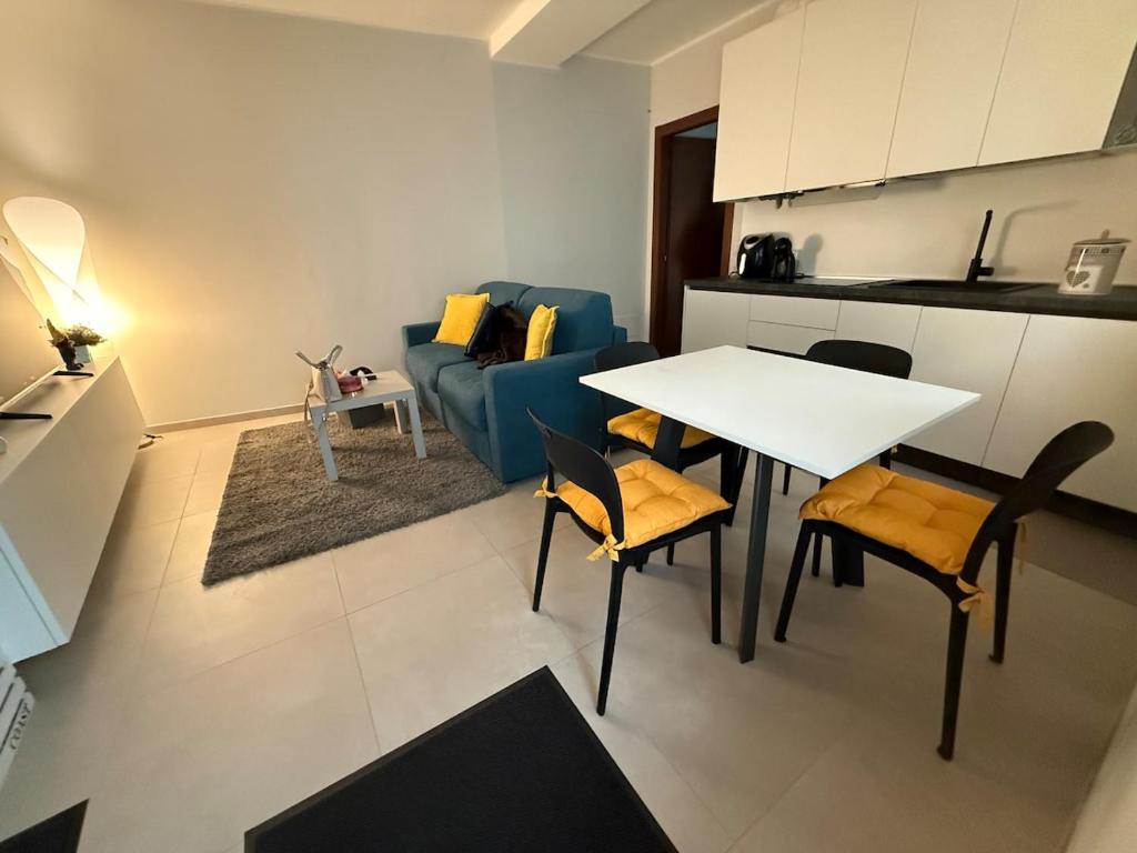 a living room with a table and a blue couch at Vittorio city apartment, Milano, Centro in Melzo