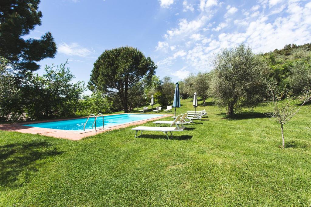 Bazén v ubytování Agriturismo Villa Buoninsegna nebo v jeho okolí