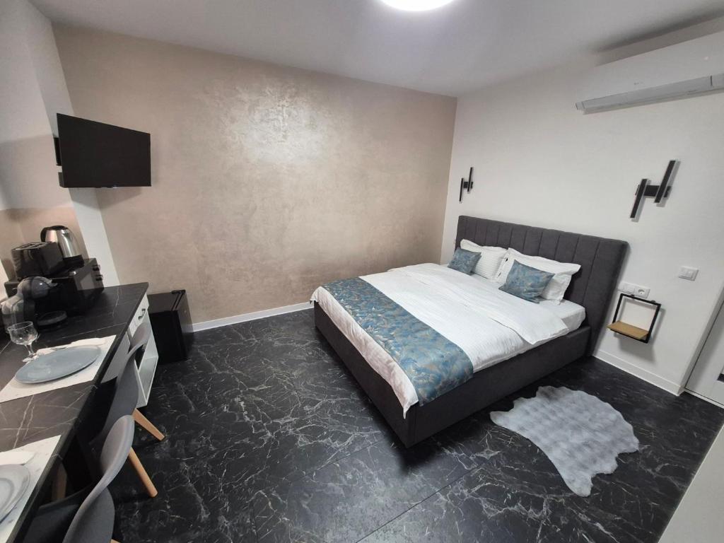 a bedroom with a bed and a sink in it at Central Suites Targu Mures in Târgu-Mureş