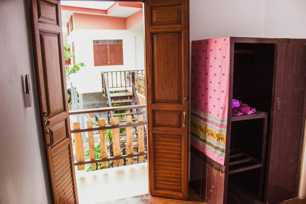 una puerta abierta de una habitación con balcón en Ban Klong Srabua, en Phra Nakhon Si Ayutthaya