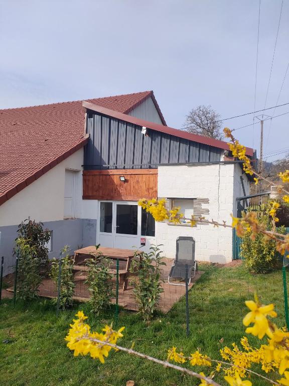 a house with a table and a chair in the yard at Jujuouragan 2 in Saint Die