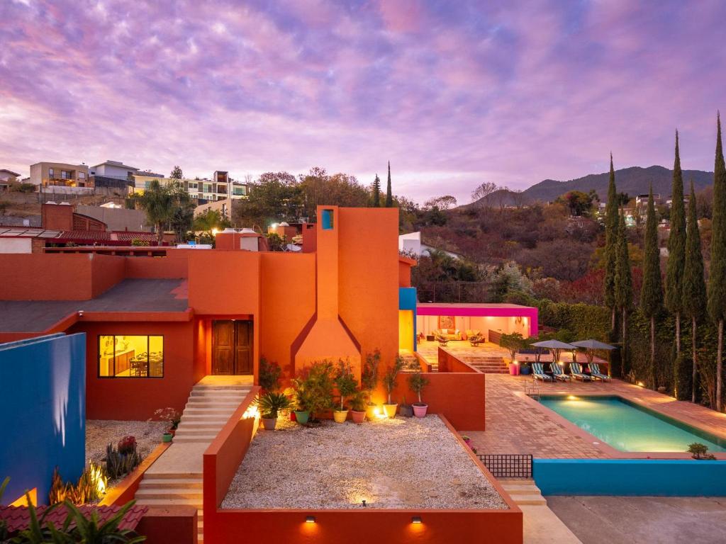 a house with a swimming pool in the backyard at 4000 - Casa San Felipe in Oaxaca City
