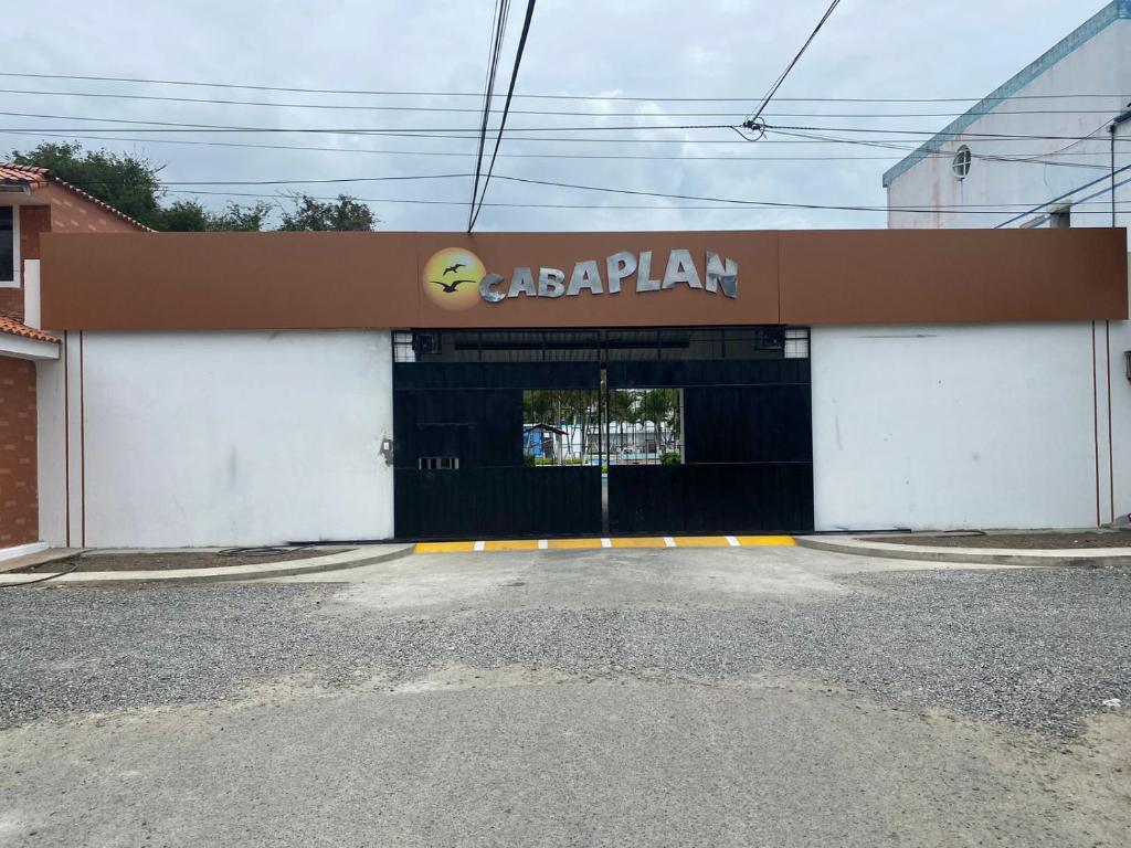 a garage with a sign on top of it at Departamentos Dentro de CABAPLAN CONJUNTO CON SEGURIDAD in Tonsupa