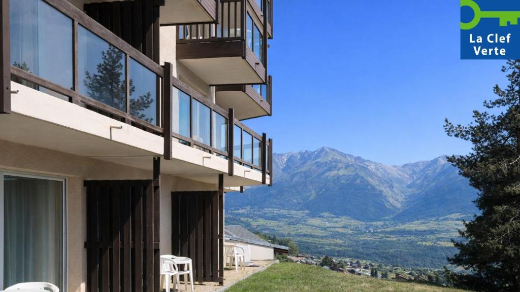 a balcony of a building with a view of mountains at Résidence Pierre & Vacances Le Pédrou in Font-Romeu