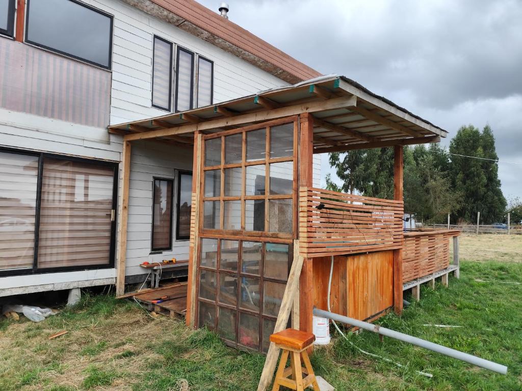 a screened in porch on a house at Cabaña Mymemprende in Río Bueno