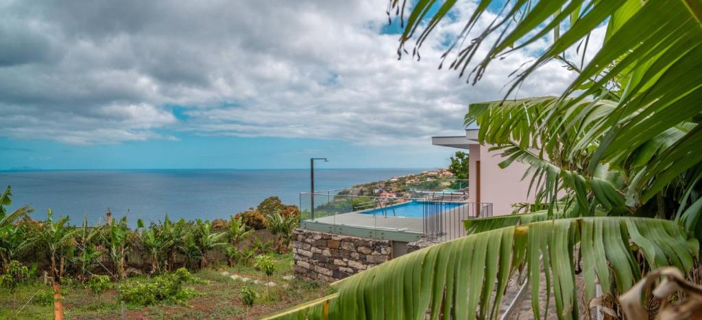a villa with a view of the ocean at Villa Azinhaga in Gaula