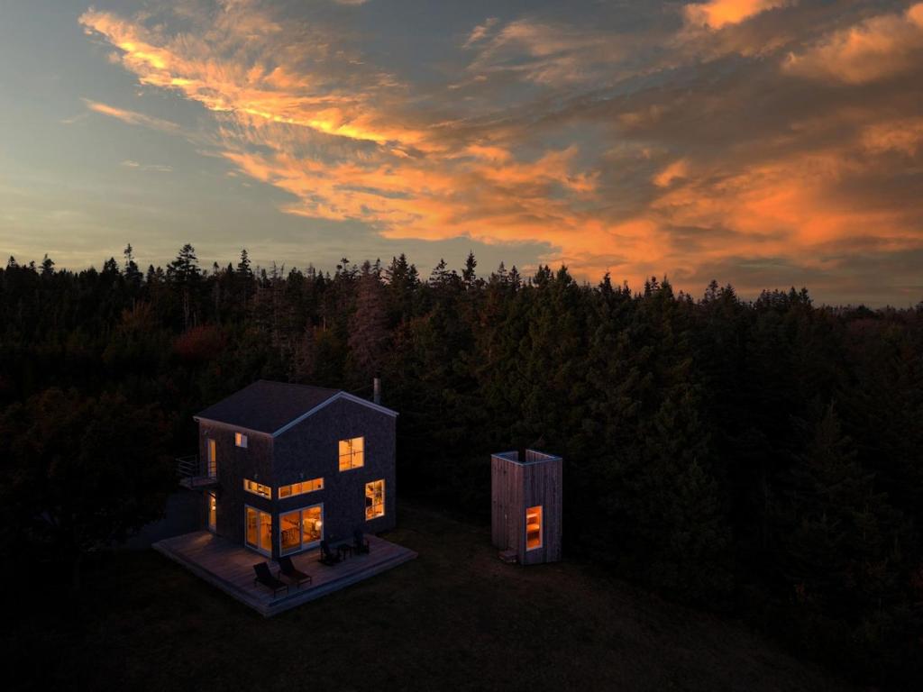 a small house in the middle of a field at The Beach Barn & Cedar Sauna in Kingsburg