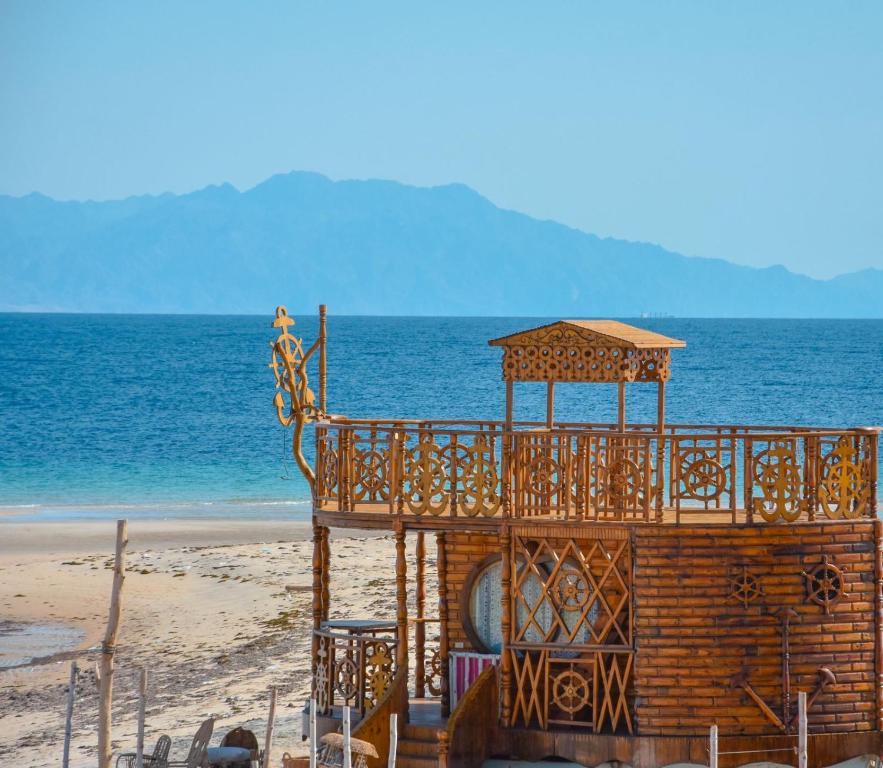 a wooden lifeguard tower on the beach at Dana beach camp in Nuweiba