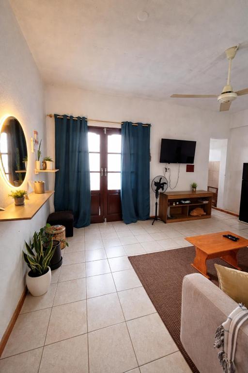a living room with a couch and a tv at Confort total, cerca de todo in Asunción