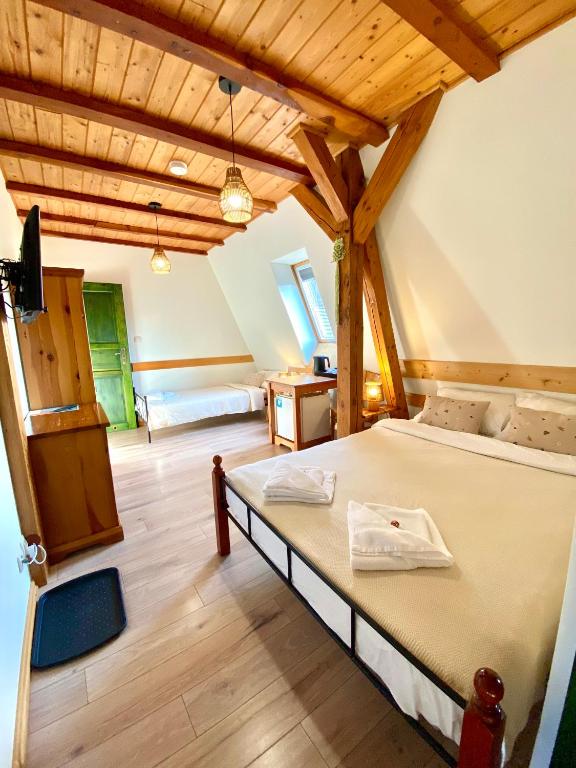 Młyn Wielisław Agroturystyka i Restauracja - Habitación Triple Con Baño Privado
