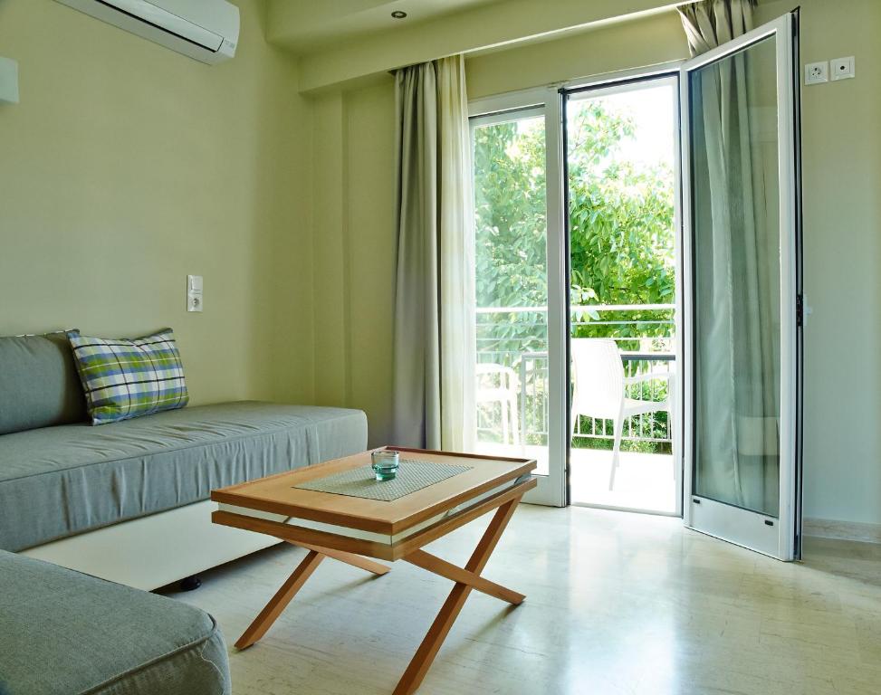 A seating area at Cosmos Apartments