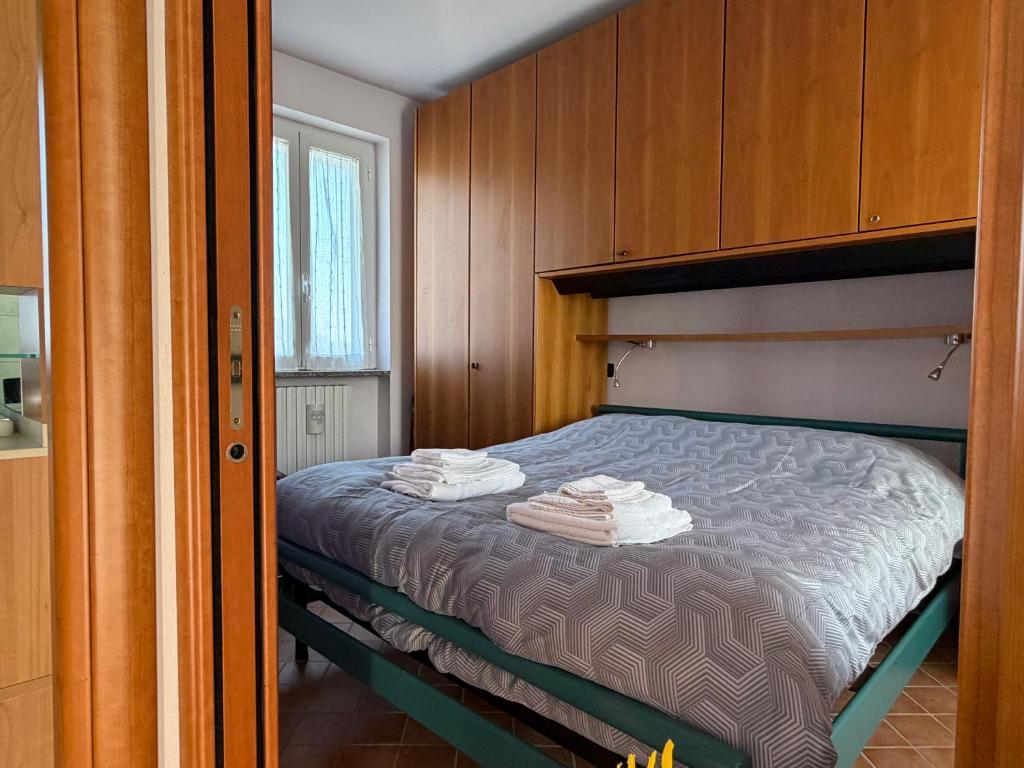 a bedroom with a bed with towels on it at Casa dei Gufi in Cella