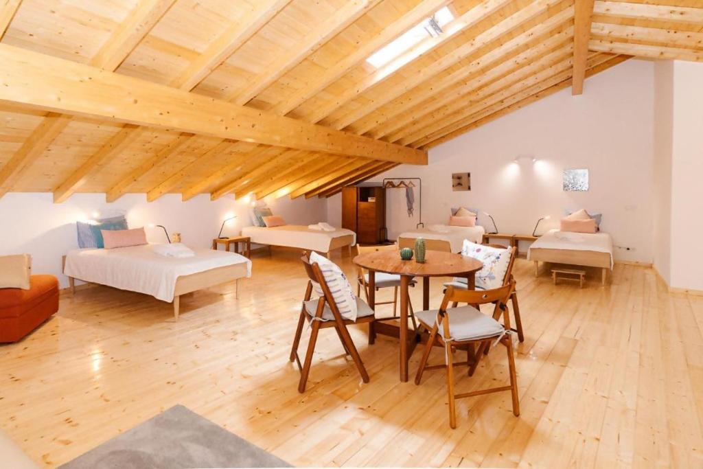a large living room with a table and a couch at Apartamento espaçoso em Lagos – ideal para grupos in Lagos