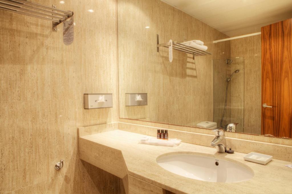 Koupelna v ubytování Sunway Playa Golf & Spa Sitges