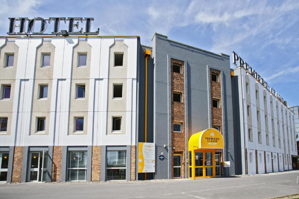 un bâtiment avec un panneau d'hôtel sur son côté dans l'établissement Première Classe Rosny Sous Bois, à Rosny-sous-Bois